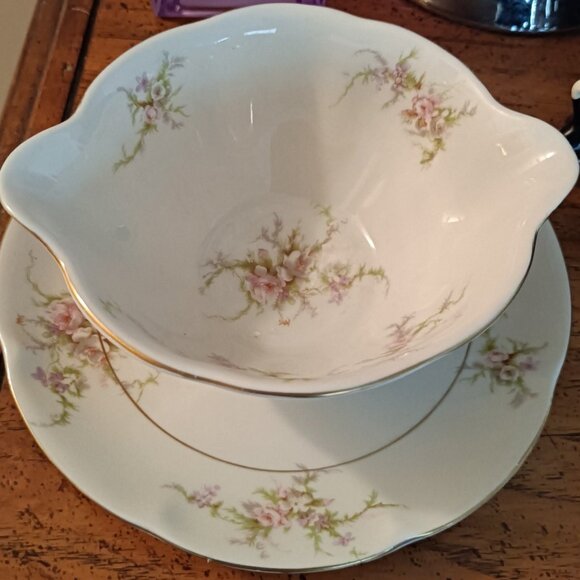 Vintage Theodore Haviland Rosalinde. Round Gravy Boat/Attached Underplate - Picture 2 of 4